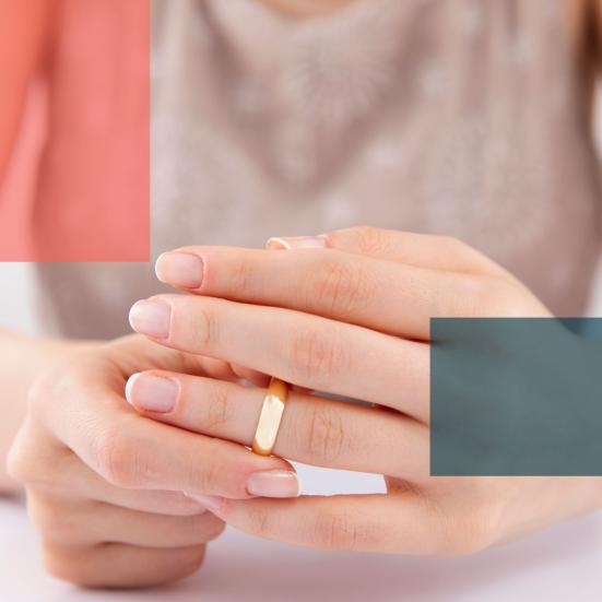 Dame piller vielsesringen af sin hånd