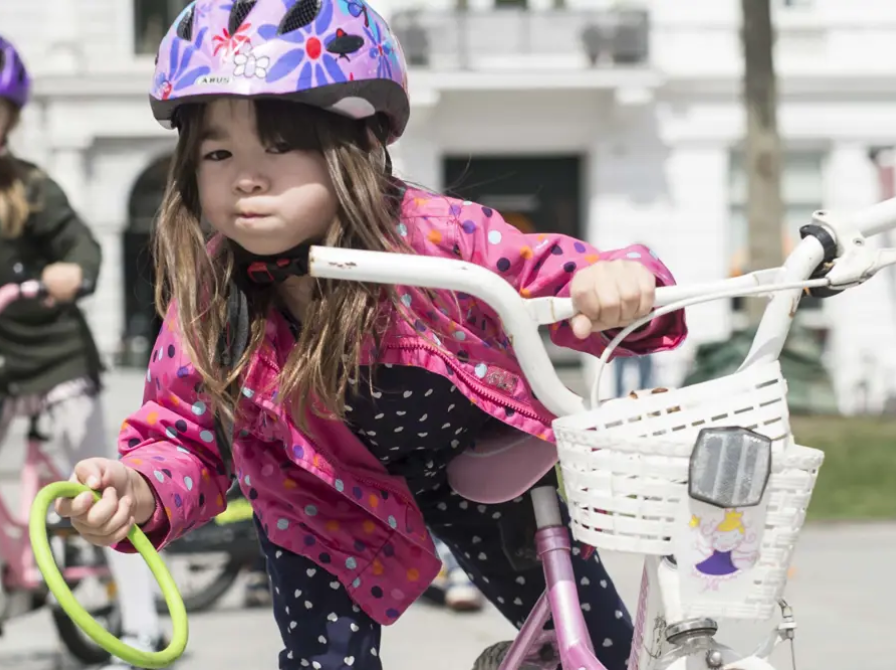 Pige på cykel