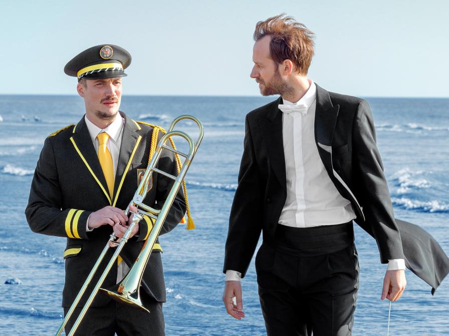 to mænd, musikanter, står på stranden